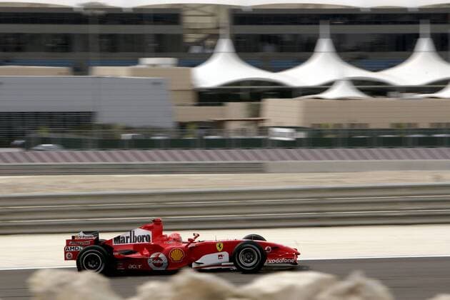 Michael Schumacher (Deutschland Ferrari) in seinem Boliden Motorsport Grand Prix Herren Großer Preis von Bahrain 2006, Formel 1 Weltmeisterschaft, F1, F, GP, WM, Freies Training Totale Bahrain International Circuit Manama, Sakhir Dynamik,