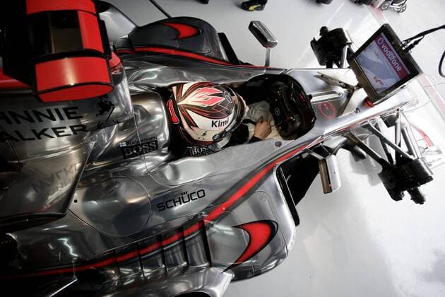 Kimi Räikkönen (Finnland McLaren Mercedes) verfolgt im Cockpit seines Boliden das Trainingsgeschehen Motorsport Grand Prix Herren Großer Preis von Bahrain 2006, Formel 1 Weltmeisterschaft, F1, F, GP, WM, Freies Training Einzelbild Bahrain International Circuit Manama, Sakhir