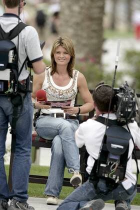 Premiere Reporterin Maren Braun (Deutschland) wartet auf ihre Sendung Motorsport Grand Prix Herren Großer Preis von Bahrain 2006, Formel 1 Weltmeisterschaft, F1, F, GP, WM, Freies Training Gruppe Bahrain International Circuit Manama, Sakhir, Hose, Jeanshose, Mikro, Mikrofon