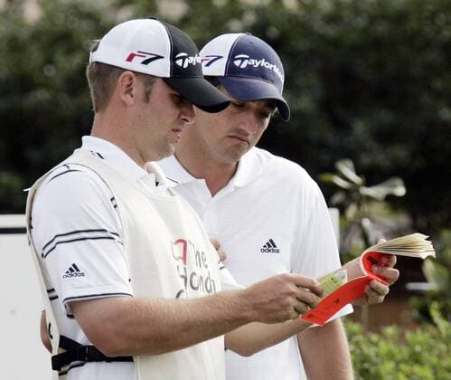 Alex Aragon (Mexiko, re.) berät sich mit seinem Caddie - (Icon5345005) Golf Herren The Honda Classic 2006, Classics, PGA Tour Gruppe Palm Beach Gardens EDITORIAL USE ONLY