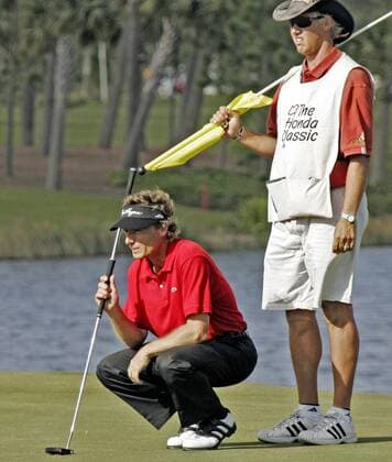 Bernhard Langer (Deutschland) taxiert die Putlinie, re. sein Caddie Russ Holden - (Icon5345011) Golf Herren The Honda Classic 2006, Classics, PGA Tour Gruppe Palm Beach Gardens EDITORIAL USE ONLY