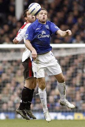 James Beattie (Everton, re.) gegen Carlos Bocanegra (Fulham) - EDITORIAL USE ONLY. No use with unauthorised audio, video, data, fixture lists, club league logos or live services. Online in-match use limited to 120 images, no video emulation. No use in betting, games or single club league player publications. Fußball Herren English Premier League 2005 2006, 1. Englische Liga, Everton FC - Fulham FC 3:1 Gruppe Liverpool Dynamik, Kampf, Höhe,