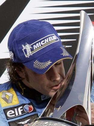 Sieger Fernando Alonso (Spanien Renault) küßt den Siegerpokal Motorsport Grand Prix Herren Großer Preis von Bahrain 2006, Formel 1 Weltmeisterschaft, F1, F, GP, WM Porträt Bahrain International Circuit Manama, Sakhir Glück, Freude,