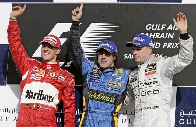 Siegerehrung nach dem GP von Bahrain 2006, v.li.: Michael Schumacher (Deutschland Ferrari), Sieger Fernando Alonso (Spanien Renault) und Kimi Räikkönen (Finnland McLaren Mercedes) Motorsport Grand Prix Herren Großer Preis von Bahrain 2006, Formel 1 Weltmeisterschaft, F1, F, GP, WM Gruppe Bahrain International Circuit Manama, Sakhir Harmonie, Freude,