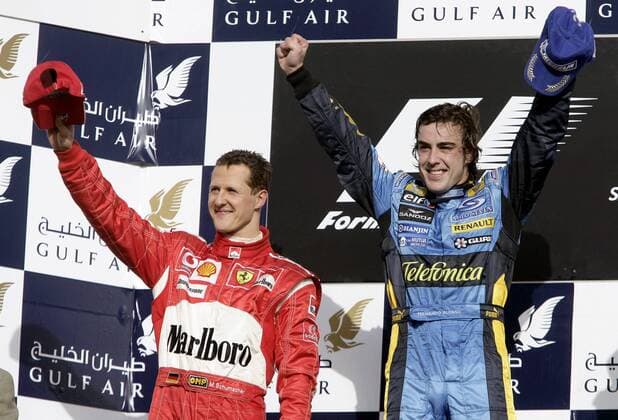 Siegerehrung nach dem GP von Bahrain 2006 - Michael Schumacher (Deutschland Ferrari, li.) und Sieger Fernando Alonso (Spanien Renault) Motorsport Grand Prix Herren Großer Preis von Bahrain 2006, Formel 1 Weltmeisterschaft, F1, F, GP, WM Gruppe Bahrain International Circuit Manama, Sakhir Harmonie, Glück, Freude,