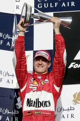 Siegerehrung nach dem GP von Bahrain 2006 - Michael Schumacher (Deutschland Ferrari) jubelt mit seinem Pokal Motorsport Grand Prix Herren Großer Preis von Bahrain 2006, Formel 1 Weltmeisterschaft, F1, F, GP, WM Einzelbild Bahrain International Circuit Manama, Sakhir Glück, Freude,