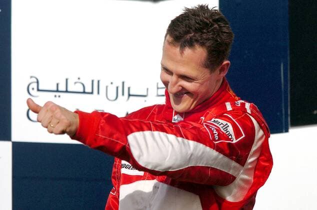 Siegerehrung nach dem GP von Bahrain 2006 - Michael Schumacher (Deutschland Ferrari) ist sichtlich zufrieden mit Platz zwei Motorsport Grand Prix Herren Großer Preis von Bahrain 2006, Formel 1 Weltmeisterschaft, F1, F, GP, WM Einzelbild Bahrain International Circuit Manama, Sakhir Glück, Freude,
