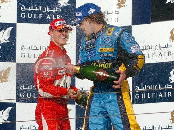 Siegerehrung nach dem GP von Bahrain 2006 - Michael Schumacher (Deutschland Ferrari, li.) und Sieger Fernando Alonso (Spanien Renault) bei der Sektdusche Motorsport Grand Prix Herren Großer Preis von Bahrain 2006, Formel 1 Weltmeisterschaft, F1, F, GP, WM Gruppe Bahrain International Circuit Manama, Sakhir Freude, Begeisterung,