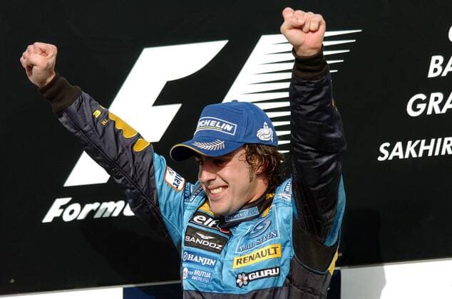 Siegerehrung nach dem GP von Bahrain 2006 - Sieger Fernando Alonso (Spanien Renault) jubelt Motorsport Grand Prix Herren Großer Preis von Bahrain 2006, Formel 1 Weltmeisterschaft, F1, F, GP, WM Einzelbild Bahrain International Circuit Manama, Sakhir Glück, Freude,
