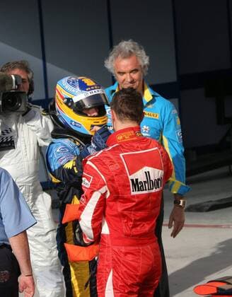 Sieger Fernando Alonso (Spanien Renault, li.) nimmt die Glückwünsche von Michael Schumacher (Deutschland Ferrari) entgegen, im Hintergrund Teamchef Flavio Briatore (Italien Renault) Motorsport Grand Prix Herren Großer Preis von Bahrain 2006, Formel 1 Weltmeisterschaft, F1, F, GP, WM Gruppe Bahrain International Circuit Manama, Sakhir Harmonie, Freude,