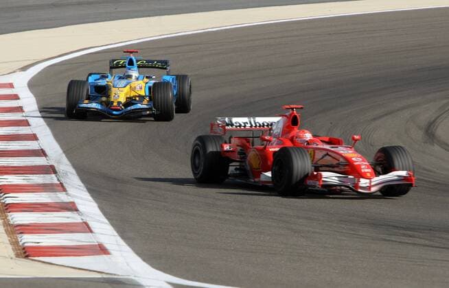 Michael Schumacher (Deutschland Ferrari) in seinem Boliden vor Fernando Alonso (Spanien Renault) Motorsport Grand Prix Herren Großer Preis von Bahrain 2006, Formel 1 Weltmeisterschaft, F1, F, GP, WM Totale Bahrain International Circuit Manama, Sakhir