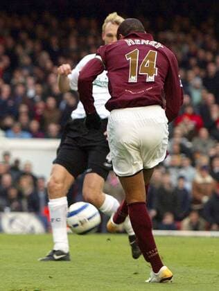 Thierry Henry (Arsenal) erzielt den Treffer zum 1:0 -  Fußball Herren English Premier League 2005 2006, 1. Englische Liga, Arsenal FC London - FC Liverpool 2:1 Einzelbild London Dynamik,