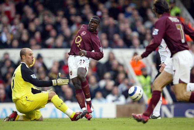 Emmanuel Eboue (Arsenal) gegen Torwart Jose Reina (Liverpool) -  Fußball Herren English Premier League 2005 2006, 1. Englische Liga, Arsenal FC London - FC Liverpool 2:1 Gruppe London Dynamik,