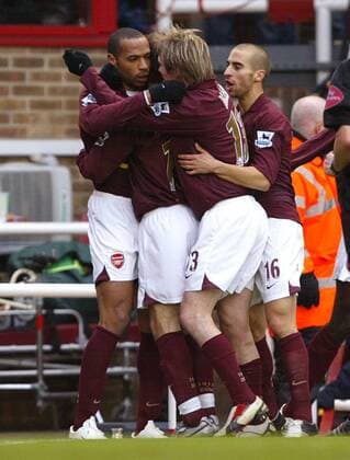 Torjubel Arsenal, v.li.: Thierry Henry, Aliaksandr Hleb und Mathieu Flamini -  Fußball Herren English Premier League 2005 2006, 1. Englische Liga, Arsenal FC London Gruppe London Freude,