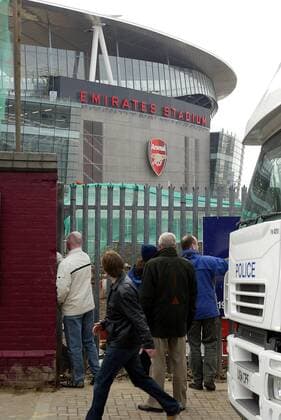 Arsenal Anhänger erhaschen einen Blick auf das sich noch im Bau befindlichen Emirates Stadium, zukünftige Spielstätte von Arsenal London -  Fußball Herren English Premier League 2005 2006, 1. Englische Liga, Arsenal FC London, Stadionneubau, Neubau Gruppe Emirates Stadium London