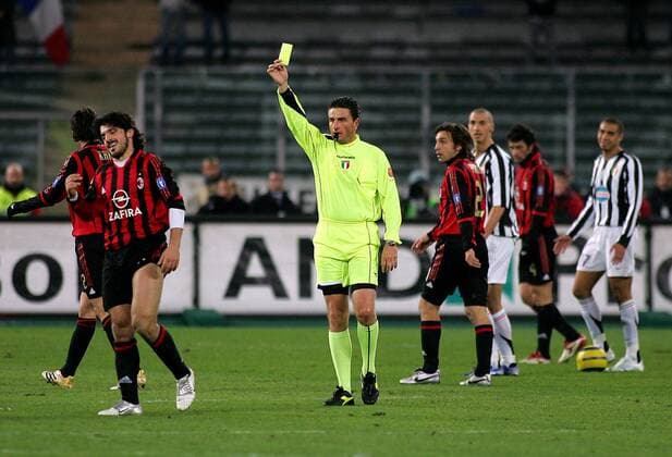 Gennaro Gattuso (Milan) bekommt von Schiedsrichter Massimo de Santis die gelbe Karte gezeigt Fußball Herren Serie A 2005 2006, 1. Italienische Liga, Juventus Turin - AC Mailand 0:0, Juve Totale Turin