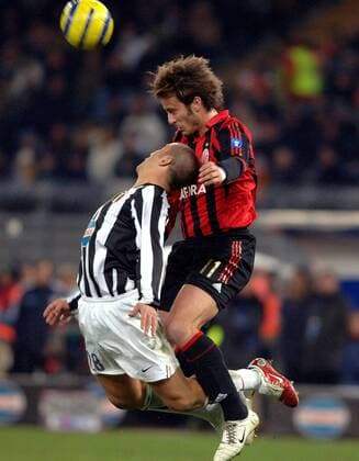 Alberto Gilardino (Milan, re.) gegen Fabio Cannavaro (Juventus) Fußball Herren Serie A 2005 2006, 1. Italienische Liga, Juventus Turin - AC Mailand 0:0, Juve Gruppe Turin Dynamik, Kampf,