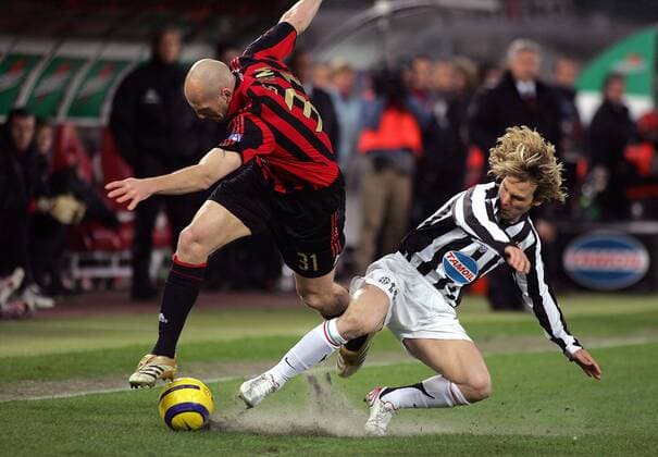 Pavel Nedved (Juventus, re.) geht gegen Jaap Stam (Milan) hart zur Sache Fußball Herren Serie A 2005 2006, 1. Italienische Liga, Juventus Turin - AC Mailand 0:0, Juve Gruppe Turin Dynamik, Kampf,