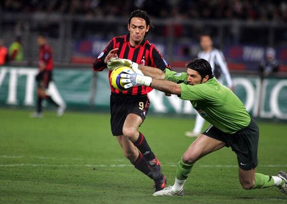Torwart Gianluigi Buffon (Juventus) am Ball vor Filippo Inzaghi (Milan) Fußball Herren Serie A 2005 2006, 1. Italienische Liga, Juventus Turin - AC Mailand 0:0, Juve Gruppe Turin Dynamik, Abwehr,
