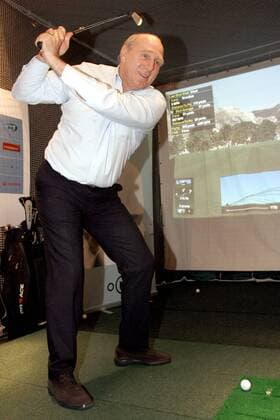 Manager Dieter Hoeneß (Hertha BSC Berlin) versucht sich an einem Golfsimulator Fußball Herren Golfen 2006, Golf, Prominentengolf, Freizeit, Freizeitsport, Hobby, Hobbygolfer, privat, Vdig Einzelbild Berlin