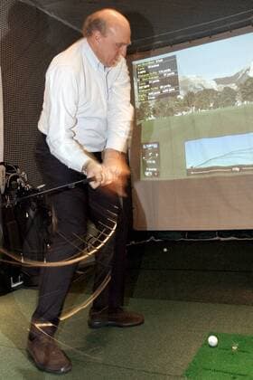 Manager Dieter Hoeneß (Hertha BSC Berlin) versucht sich an einem Golfsimulator Fußball Herren Golfen 2006, Golf, Prominentengolf, Freizeit, Freizeitsport, Hobby, Hobbygolfer, privat, Vdig Einzelbild Berlin Dynamik