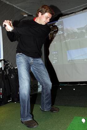Trainer Falko Götz (Hertha BSC Berlin) versucht sich an einem Golfsimulator Fußball Herren Golfen 2006, Golf, Prominentengolf, Freizeit, Freizeitsport, Hobby, Hobbygolfer, privat, Vdig Einzelbild Berlin