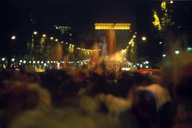 Champs Elysees und Arc de Triomphe - die französischen Fans bevölkern nach dem siegreichen Finale der WM 98 die Straßen und Plätze der Pariser Innenstadt Fußball Länderspiel Herren Weltmeisterschaft 1998 Totale Laternen, Laterne, französische, französisch Paris, Endspiel, Elysee