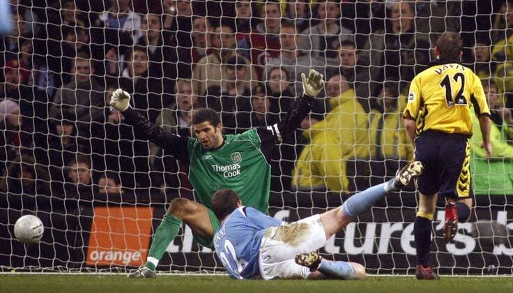 Steven Davis (Aston Villa, re.) bezwingt Torwart David James und Richard Dunne (beide Manchester City) - EDITORIAL USE ONLY. No use with unauthorised audio, video, data, fixture lists, club league logos or live services. Online in-match use limited to 120 images, no video emulation. No use in betting, games or single club league player publications. Fußball Herren FA Cup 2005 2006, Englischer Pokal, Pokalspiel, Manchester City - Aston Villa 2:1 Gruppe Manchester Dynamik,