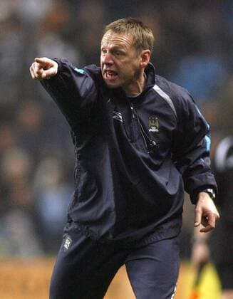 Trainer Stuart Pearce (Manchester City) gibt Anweisungen - EDITORIAL USE ONLY. No use with unauthorised audio, video, data, fixture lists, club league logos or live services. Online in-match use limited to 120 images, no video emulation. No use in betting, games or single club league player publications. Fußball Herren FA Cup 2005 2006, Englischer Pokal, Pokalspiel, Manchester City Einzelbild Manchester