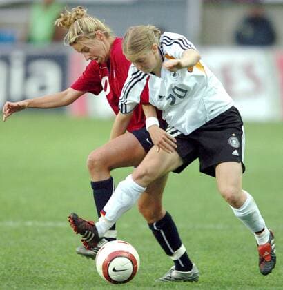 Petra Wimbersky (Deutschland, re.) gegen Aly Wagner (USA) -  Fußball Länderspiel Damen Algarve Cup 2006, Frauen, Frauenfußball, Nationalmannschaft, Nationalteam, Nationaltrikot Gruppe Faro Dynamik, Kampf,