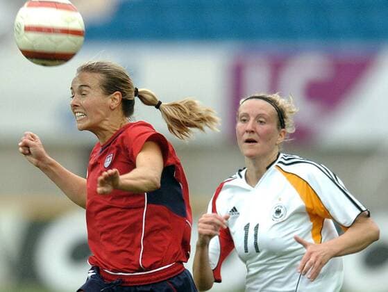 Heather Mitts (USA, li.) - Kopfball, re. Anja Mittag (Deutschland) -  Fußball Länderspiel Damen Algarve Cup 2006, Frauen, Frauenfußball, Nationalmannschaft, Nationalteam, Nationaltrikot Gruppe Faro Dynamik,