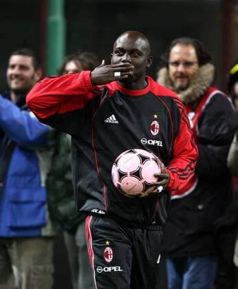 George Weah (Milan 1994) begrüßt seine Anhänger per Handkuss -  Fußball Herren Demetrio Albertinis Abschiedsspiel 2006, Abschied, AC Mailand Einzelbild Mailand