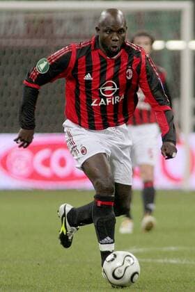 George Weah (Milan 1994) am Ball anläßlich des Abschiedsspiel Albertinis -  Fußball Herren Demetrio Albertinis Abschiedsspiel 2006, Abschied, AC Mailand Gruppe Mailand Dynamik,