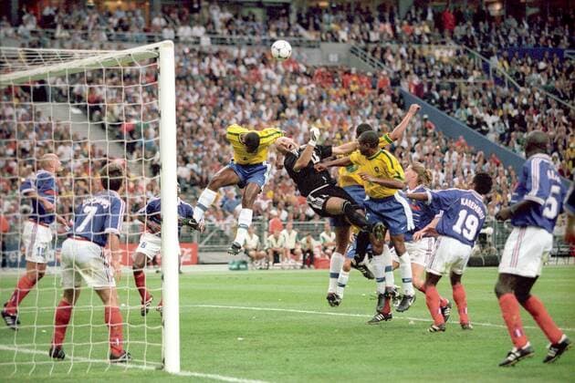 Torwart Fabien Barthez (Frankreich) wird im Fünfmeterraum von Junior Baiano (oben li.), Cesar Sampaio (oben re.) und Rivaldo (hi., alle Brasilien) hart attackiert und von seinen Mitspielern allein gelassen Fußball Länderspiel Herren Weltmeisterschaft 1998, Nationalmannschaft, Nationalteam, Nationaltrikot, Finale, Endspiel, Vneg Totale Frankreich - Brasilien 3:0 Paris St. Denis Dynamik, Abwehr, Kampf,