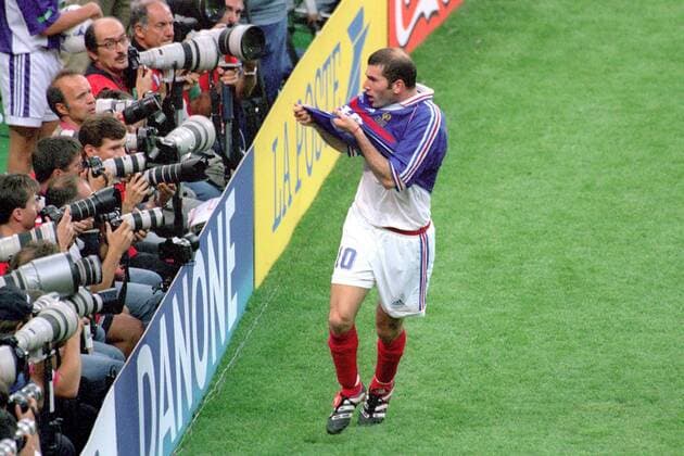 Torjubel Zinedine Zidane (Frankreich) vor den Fotografen, die anscheinend nicht französischer Herkunft sind Fußball Länderspiel Herren Weltmeisterschaft 1998, Nationalmannschaft, Nationalteam, Nationaltrikot, Finale, Endspiel, Vneg Gruppe Paris St. Denis Freude, Begeisterung,