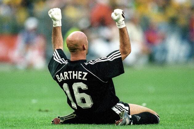 Torwart Fabien Barthez (Frankreich) - Torjubel Fußball Länderspiel Herren Weltmeisterschaft 1998, Nationalmannschaft, Nationalteam, Nationaltrikot, Finale, Endspiel, Vneg Einzelbild Paris St. Denis Freude, Begeisterung,