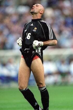 Torwart Fabien Barthez (Frankreich) vergißt ob seiner Emotionen die Etikette und zeigt viel Bein Fußball Länderspiel Herren Weltmeisterschaft 1998, Nationalmannschaft, Nationalteam, Nationaltrikot, Finale, Endspiel, Vneg Einzelbild Paris St. Denis Enttäuschung, Verzweiflung,