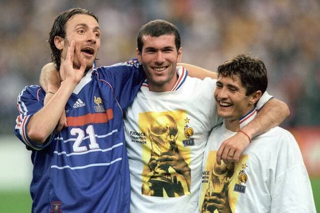 Weltmeister Frankreich v.li.: Christophe Dugarry, Zinedine Zidane und Bixente Lizarazu feiern den WM Titel Fußball Länderspiel Herren Weltmeisterschaft 1998, Nationalmannschaft, Nationalteam, Nationaltrikot, Finale, Endspiel, Vneg Paris St. Denis Freude,