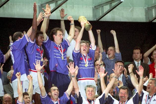 Weltmeister Frankreich hi.v.re.: Didier Deschamps mit dem Weltpokal, Laurent Blanc, Marcel Desailly, Zinedine Zidane; vorn: die Co Trainer Philippe Bergeroo und Roger Lemerre, Nationaltrainer Aime Jacque, Youri Djorkaeff und Bixente Lizarazu Fußball Länderspiel Herren Weltmeisterschaft 1998, Nationalmannschaft, Nationalteam, Nationaltrikot, Finale, Endspiel, Vneg Gruppe Paris St. Denis Freude, Begeisterung,