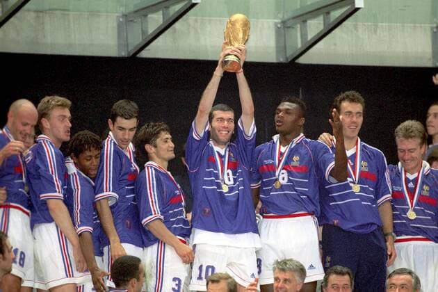 Weltmeister Frankreich: Zinedine Zidane mit dem Weltpokal, weiter v.re.: Didier Deschamps, Laurent Blanc, Marcel Desailly, Bixente Lizarazu, Robert Pires, Bernard Diomede, Stephane Guivarch und Frank Leboeuf Fußball Länderspiel Herren Weltmeisterschaft 1998, Nationalmannschaft, Nationalteam, Nationaltrikot, Finale, Endspiel, Vneg Gruppe Paris St. Denis Freude,