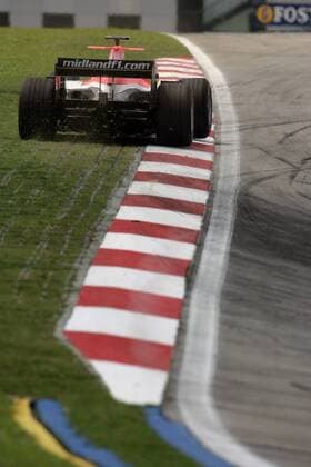 Christijan Albers (Niederlande MF1) mit seinen Boliden jenseits des Randsteins Motorsport Grand Prix Herren Großer Preis von Malaysia 2006, Formel 1 Weltmeisterschaft, F1, F, GP, WM, Vdig Einzelbild Sepang Kuala Lumpur