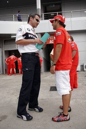 Felipe Massa (Brasilien Ferrari, re.) im Gespräch mit Teammanager Beat Zehnder (Schweiz BMW Sauber) Motorsport Grand Prix Herren Großer Preis von Malaysia 2006, Formel 1 Weltmeisterschaft, F1, F, GP, WM, Vdig Gruppe Sepang Kuala Lumpur