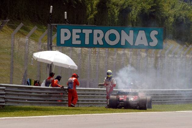 Ralf Schumacher (Deutschland Toyota) muß seinen Boliden mit Motorschaden unter einem Petronas Werbeschild abstellen Motorsport Grand Prix Herren Großer Preis von Malaysia 2006, Formel 1 Weltmeisterschaft, F1, F, GP, WM, Vdig Totale Sepang Kuala Lumpur