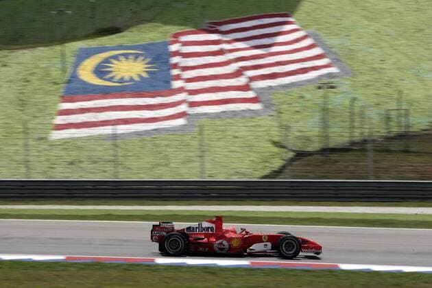 Michael Schumacher (Deutschland Ferrari) passiert in seinem Boliden die malaysische Nationalfahne Motorsport Grand Prix Herren Großer Preis von Malaysia 2006, Formel 1 Weltmeisterschaft, F1, F, GP, WM, Qualifying Einzelbild Sepang Kuala Lumpur