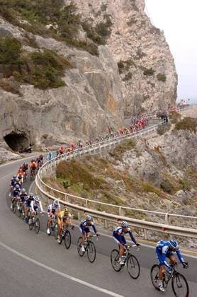 Das Teilnehmerfeld bei Mailand - San Remo auf einer Abfahrt -  Radsport Herren 97. Mailand - San Remo 2006, ProTour, Straßenradsport, Straße, Rad Totale