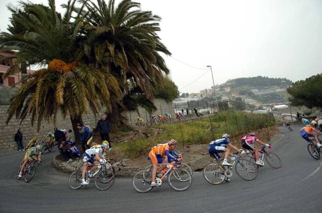 Das Teilnehmerfeld bei Mailand - San Remo auf der Abfahrt vom Poggio -  Radsport Herren 97. Mailand - San Remo 2006, ProTour, Straßenradsport, Straße, Rad Totale