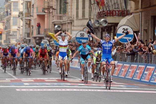 Filippo Pozzato (Italien Quick Step Innergetic) gewinnt Mailand - San Remo 2006 vor Alessandro Petacchi (Italien Team Milram, 3.v.re.), sehr zur Freude von Tom Boonen (Belgien Quick Step Innergetic) -  Radsport Herren 97. Mailand - San Remo 2006, ProTour, Straßenradsport, Straße, Rad Totale Freude
