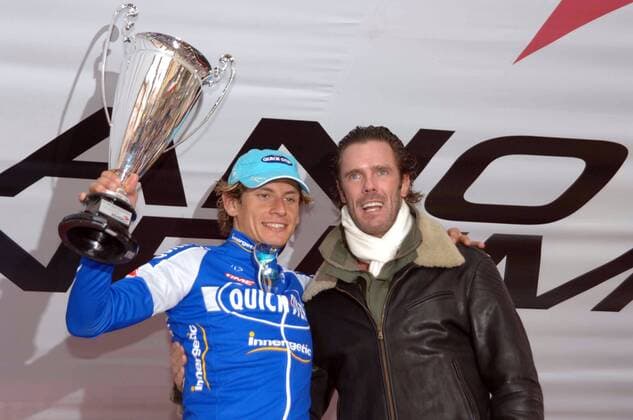 Der große Mario Cipollini (Italien, li.) gratuliert Filippo Pozzato (Italien Quick Step Innergetic) zum Sieg bei Mailand - San Remo 2006 -  Radsport Herren 97. Mailand - San Remo 2006, ProTour, Straßenradsport, Straße, Rad Gruppe Freude,