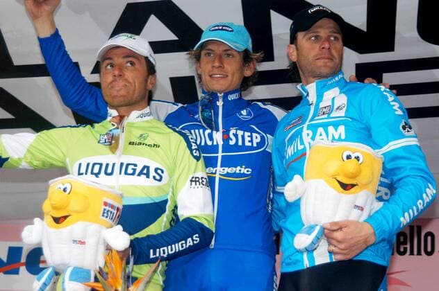 Filippo Pozzato (Quick Step Innergetic, Mitte) gewinnt Mailand - San Remo, daneben der Drittplatzierte Luca Paolini (Liquigas, li.) und der Zweite Alessandro Petacchi (alle Italien Team Milram) -  Radsport Herren 97. Mailand - San Remo 2006, ProTour, Straßenradsport, Straße, Rad Gruppe Freude,