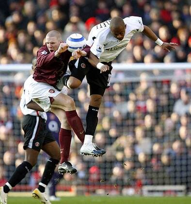 Shaun Bartlett (Charlton, re.) gegen Philippe Senderos (Arsenal) Fußball Herren English Premier League 2005 2006, 1. Englische Liga, Arsenal FC London - Charlton Athletic 3:0 Gruppe London Dynamik, Kampf,